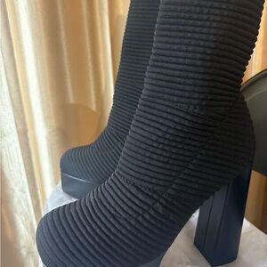Elegant Black Ribbed Heeled Boots